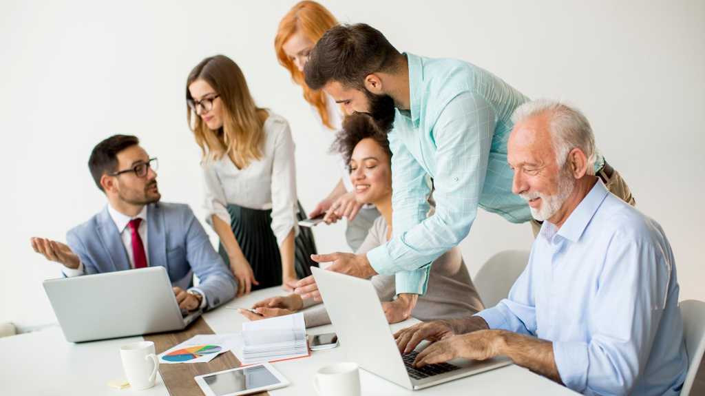 Businesspeople in conference room working in team -Shutterstock Germany only